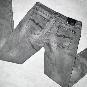 Nudie jeans - Nudie jeans | Modell Skinny Lin | Super fint skick | Storlek W33 L32. 