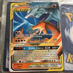 Reshiram y Charizard GX - Coolt Pokémonkort med Reshiram och Charizard i en episk strid! Perfekt för samlare och fans av Pokémon TCG. Kortet har starka attacker och snygg design – ett måste för dig som vill ta din samling till nästa nivå.