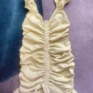 Gul klänning med knappar - Super fin på och formar sig fantastiskt efter kroppen!       💛strl xl men mer som L, säljer pga förstor men Arnnas superfin på!