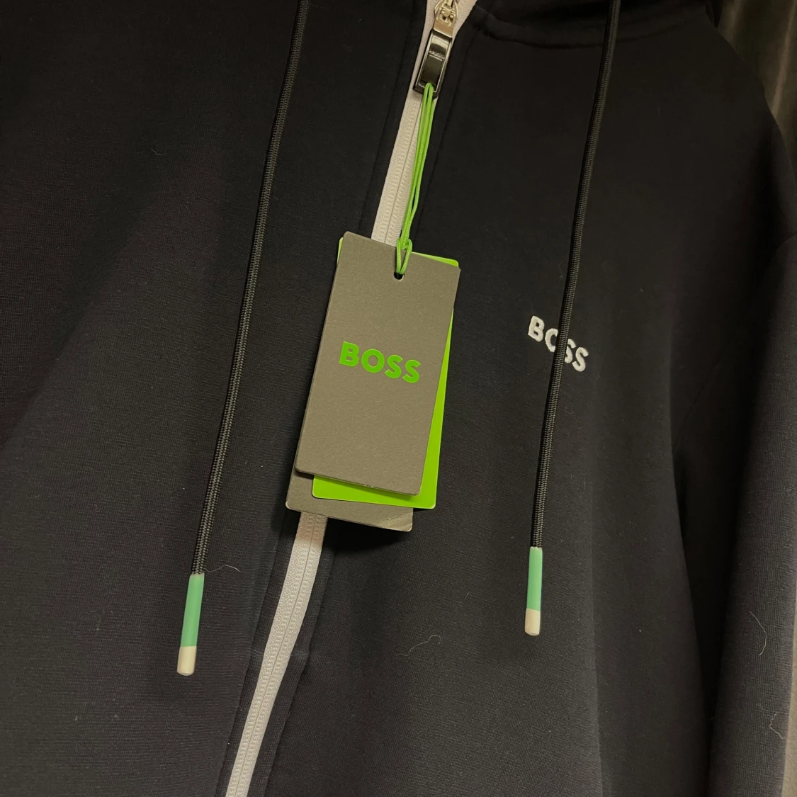 Svart hoodie med dragkedja från BOSS - 1