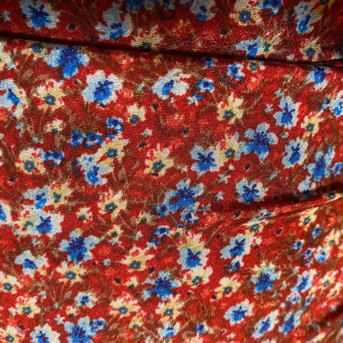 Röd blommig långärmad klänning - 4