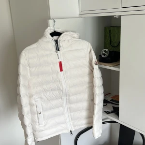 Vit Moncler dunjacka med huva - Hej säljer nu min vita moncler jacka då den är för liten för mig. Äkta. lappar finns tar även byten 