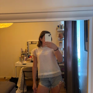 Vit blus - Säljer denna super söta vita blusen ifrån only. Priset kan diskuteras och frakten ingår ej.