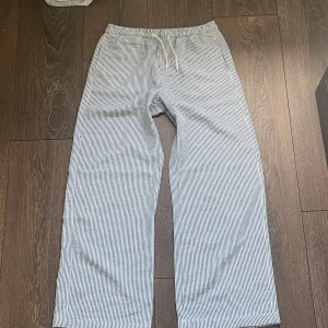 lågmidjade randiga sommar byxor - super sommriga byxor med blå, vits ränder. ”scandi summer stil”. perfekt till sommaren, väldigt bra skick!                                               perfekt substitut för linnebyxor, de är luftiga och sköna. knappt använda då de var för korta för mig, passar en person på 160-170cm. 