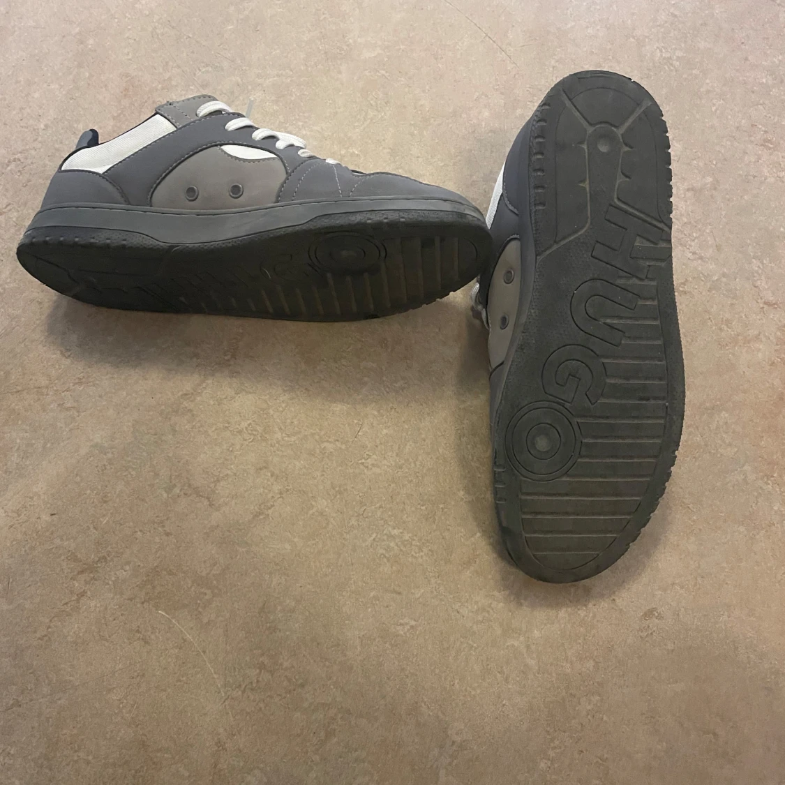 Grå sneakers från Hugo med vit detalj - 2