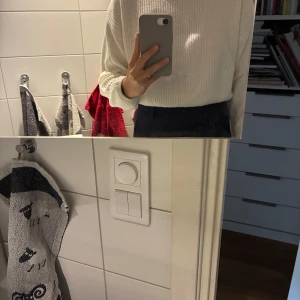 Vit stickad polotröja - Världens mysigaste vita tröja från H&M! Enkel att matcha och har använts mycket, men på sistone tyvärr inte lika mycket och därav säljs den!