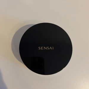 Sensai Translucent Loose Powder Puder - Populär puder som ger en otroligt vacker finish. Medföljer sin mjuka puderborste för enkel applicering. Knappt använd och i nästan helt ny skick utan några avvikelser. 