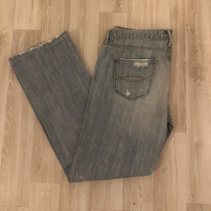 Blåa  slitna bootcut jeans Abercrombie - Helt oanvända lågmidjade jeans
