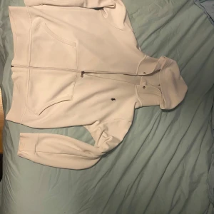 Ralph lauren polo tröja - Äkta Polo Ralph Lauren tröja med dragkedja, dock inget snöre. Ny pris 1700 kr, säljer för 600 kr (M/L kvinna, M man) Jätte go tröja men jag ”bytt” stil, därför säljs den. Bra skick.