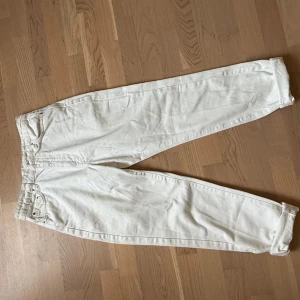 Vita jeans från g perfect jeans, strl 36 - Säljer ett par vita jeans från Gina Tricot i storlek 36. Byxorna har klassisk femficksdesign, raka ben och är tillverkade i ett mjukt bomullstyg. Perfekta för dig som gillar en clean och enkel look.