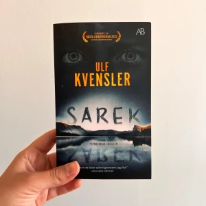 Sarek - En psykologisk thriller om en fjällvandring som förvandlas till en mardröm. Fyra vänner ger sig ut i Sarek, men allt förändras när hemligheter avslöjas. Perfekt för dig som gillar spänning och oväntade vändningar. Vinnare av Bästa debutroman 2022.
