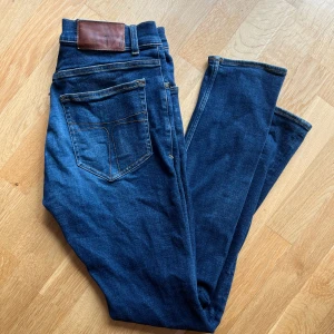 Tiger of sweden (evolve) - Tja! Säljer ett par tvärfeta jeans från tiger of sweden i modellen evolve. Skick 9/10 riktigt bra utan synliga defekter! Nypris ligger runt 1500kr men säljs här för 399kr. Hör gärna av er vid minsta lilla fundering!