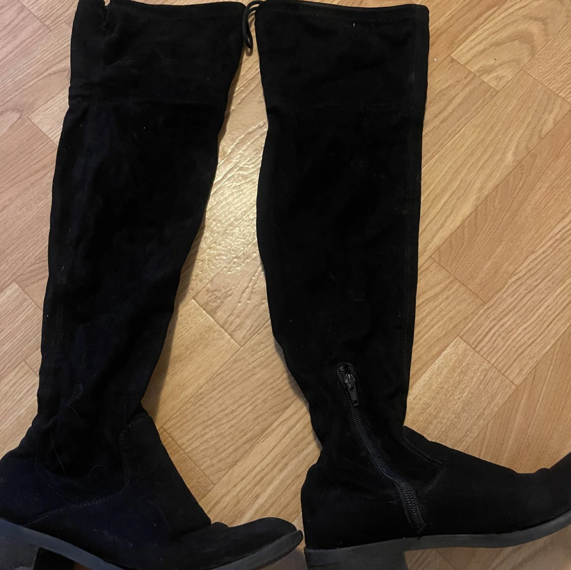 Svarta höga mockastövlar stl 38