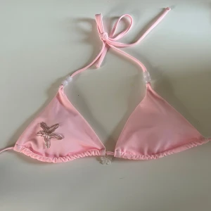 Bikinitopp - Bikinitopp med pärlbroderi!🌸unik bikinitopp som passar perfekt till sommaren!  broderier är hemmagjort, toppen är ALDRIG ANVÄND⭐️ fler liknande bikinitoppar finns i min profil, så håll utkik om ni är intresserade!!😊