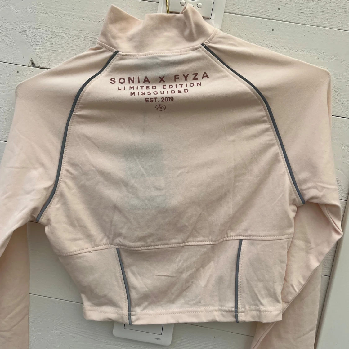 Rosa croppad half zip från Missguided - 2