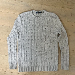 Polo Ralph lauren knit - Skick: 9/10 (använd ett fåtal gånger)             Storlek: M                                                              Färg: Grå.                                                                Tags: Nej tyvärr inga kvar.                                    Äkta: Ja köpt på Ralph Lauren butiken i NK!       Vid frågor är det bara att höra av sig!