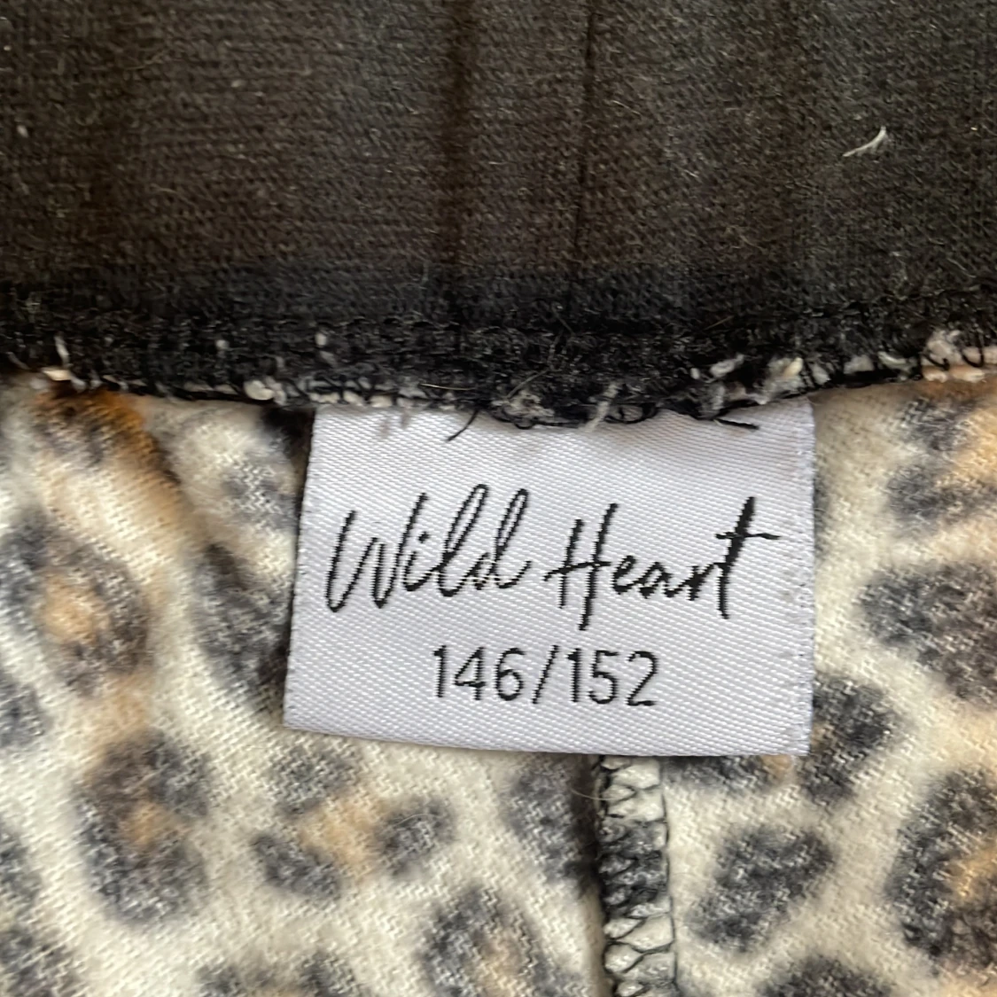 Pyjamas med leopardmönster från Wil heart 146/152 - 3