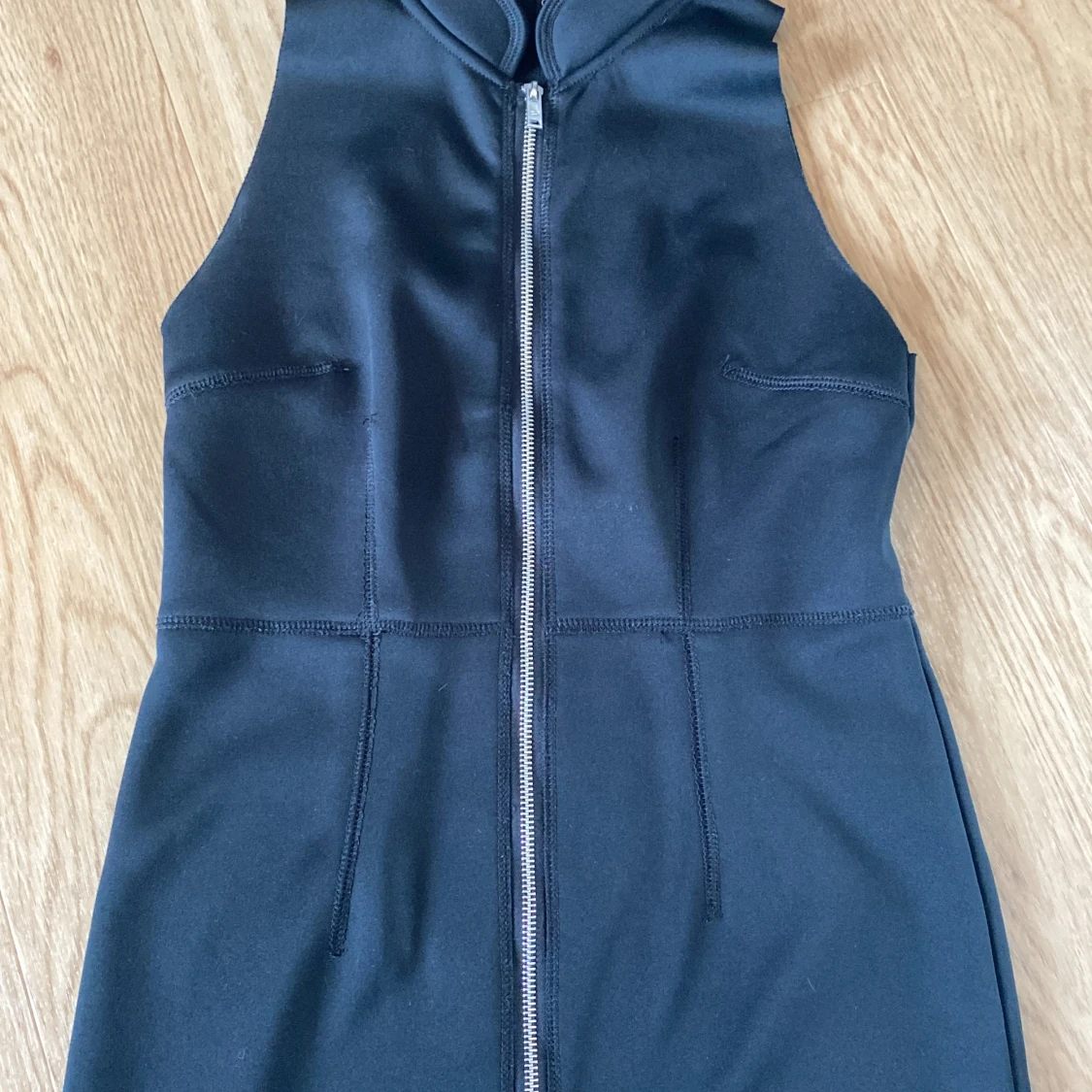 Svart ärmlös kortklänning med dragkedja från Cheap Monday storlek S - 4