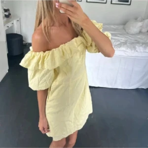 Gul offshoulder kortklänning med volang - Ljusgul klänning i linne. Perfekt nu till sommaren!!