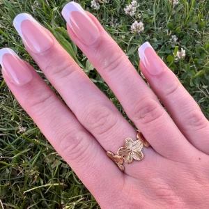 Guldig Blom ring  - 70kr