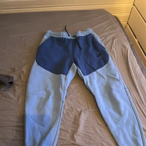 Nike tech byxor - Tja säljer nu mina nike tech byxor för dom inte kommer till användning, dessa byxor går inte att köpa längre så de är ganska sällsynta och de är använda ett par ggr. Skick 8,5/10 KOM MED BUD!!!