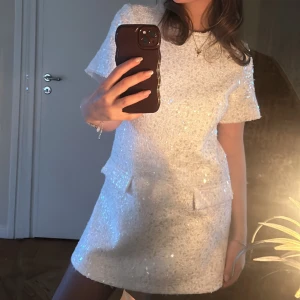 Vit glitter klänning - Vit glitter känning ifrån Zara storlek S använd 1 gång