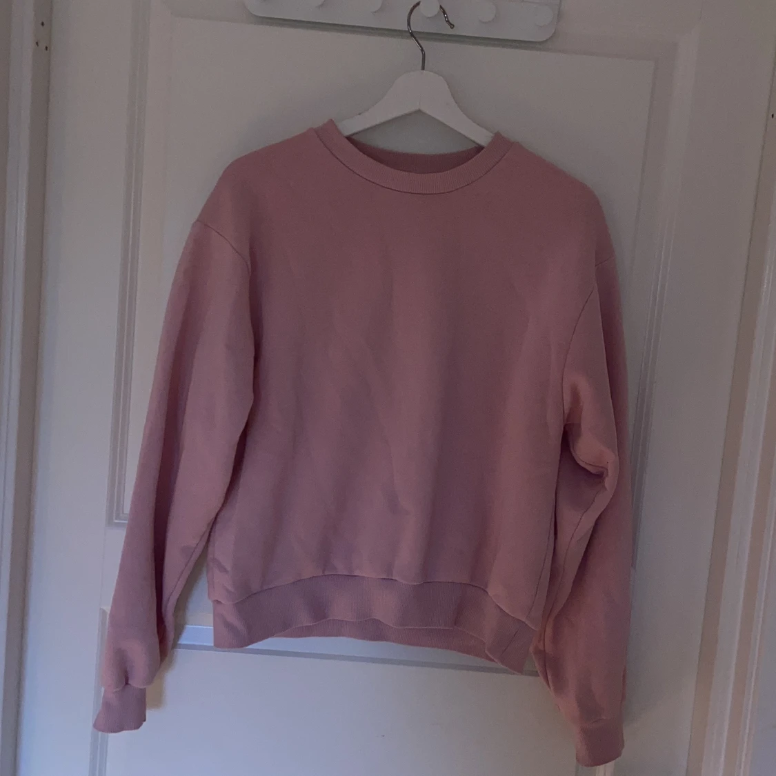 Ljusrosa sweatshirt från Gina Tricot