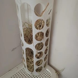 Höhäck  - ❗️Säljes utan hö och rengjord❗️ Ikeas variera behållare många använder till sin kanin, min föredrar dock inte denna typ. Har även gjort ett lock för att allting inte ska ramla ut, som man enkelt öppnar och stänger  Kostar 29 kronor ny men säljer den för 40 pågrund av extra material som gått åt till den. Skickar även med två skruvar jag använt för att sätta upp den med, inte provat/använt de självhäftande klistret på baksidan så det ska funka utan problem