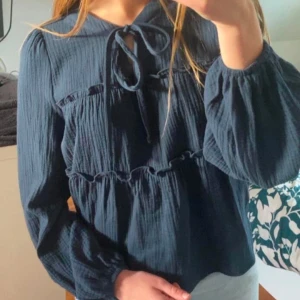 Blus - Superskön och somrig mörkblå blus som består av 100% bomull och är nästan helt oanvänd. Jättebra kvalité och går att styla på många sätt och är luftig. Perfekt för sommarn🪻