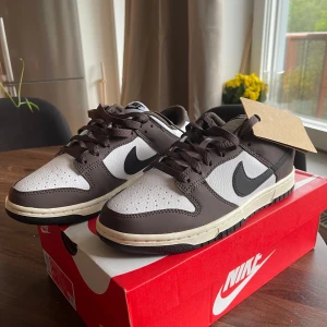 Nike Dunk Low Baroque Brown/White - Helt nya Nike Dunk Low sneakers i färgen Baroque Brown/White ! Inköpte för 1399kr säljer för 1000kr     Stl 40 