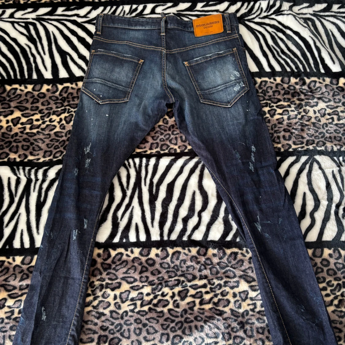 Mörkblå Dsquared2 jeans med slitningar - 1