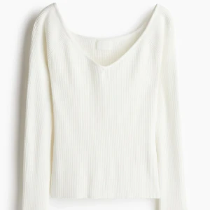 Vit ribbad offshoulder topp - Säljer en superfin vit ribbad topp med offshoulder-modell och lång ärm. Toppen är från H&M. Använd en gång!