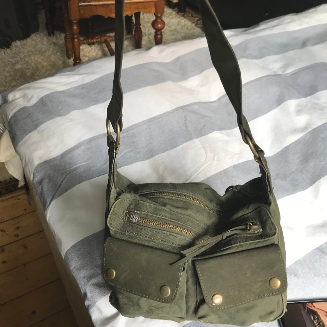 Olivgrön axelväska med dragkedjor