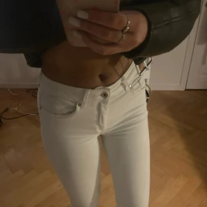 Vita bootcut jeans / Only / S - dom formar sig på kroppen helt sjukt! älskar älskar älskar dessa!!!🩵