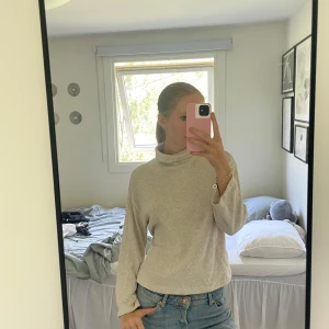 Stickad polo ifrån Pull&Bear - Super mysig tröja som inte är för tjock utan passar även på sommaren till en kjol. Knappt använd🤍🤍🤍🤍
