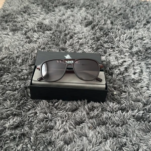 Vonroe solglasögon  - Hej säljer helt nya vonroe brillor passar ej mig därför säljer jag de ny pris ca 349 mitt pris 279