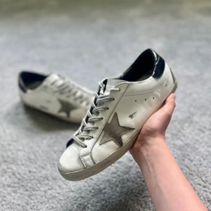 Golden Goose - Tja! Säljer nu dessa riktigt feta golden goose skor!! Boxen ingår ej‼️Storlek 43. E lite slitna vid hälen, hör av dig om du vill ha bättre bilder👍Nypris ca 5000kr. Frågor? Hör av dig 🤙 Pris är självklart diskuterbart🙌Slå till😉