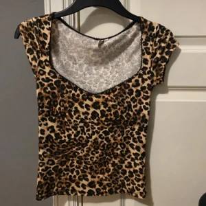 leopard topp - leopard topp från nelly helt oanvänd i strl S