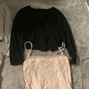 4 olika toppar från S-M - Säljer alla för 99kr eller 20kr styck 