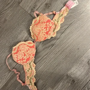 bh - jättefin intimissimi likande bh men för liten för mig😫💓