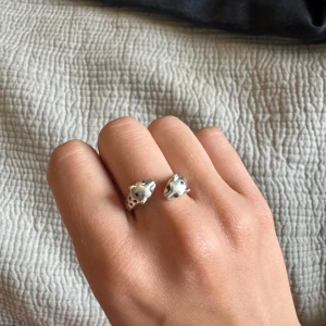 Maria Nilsdotter leopardring - Leopard ring från Maria Nilsdotter. Diametern är 16, ask finns också. 