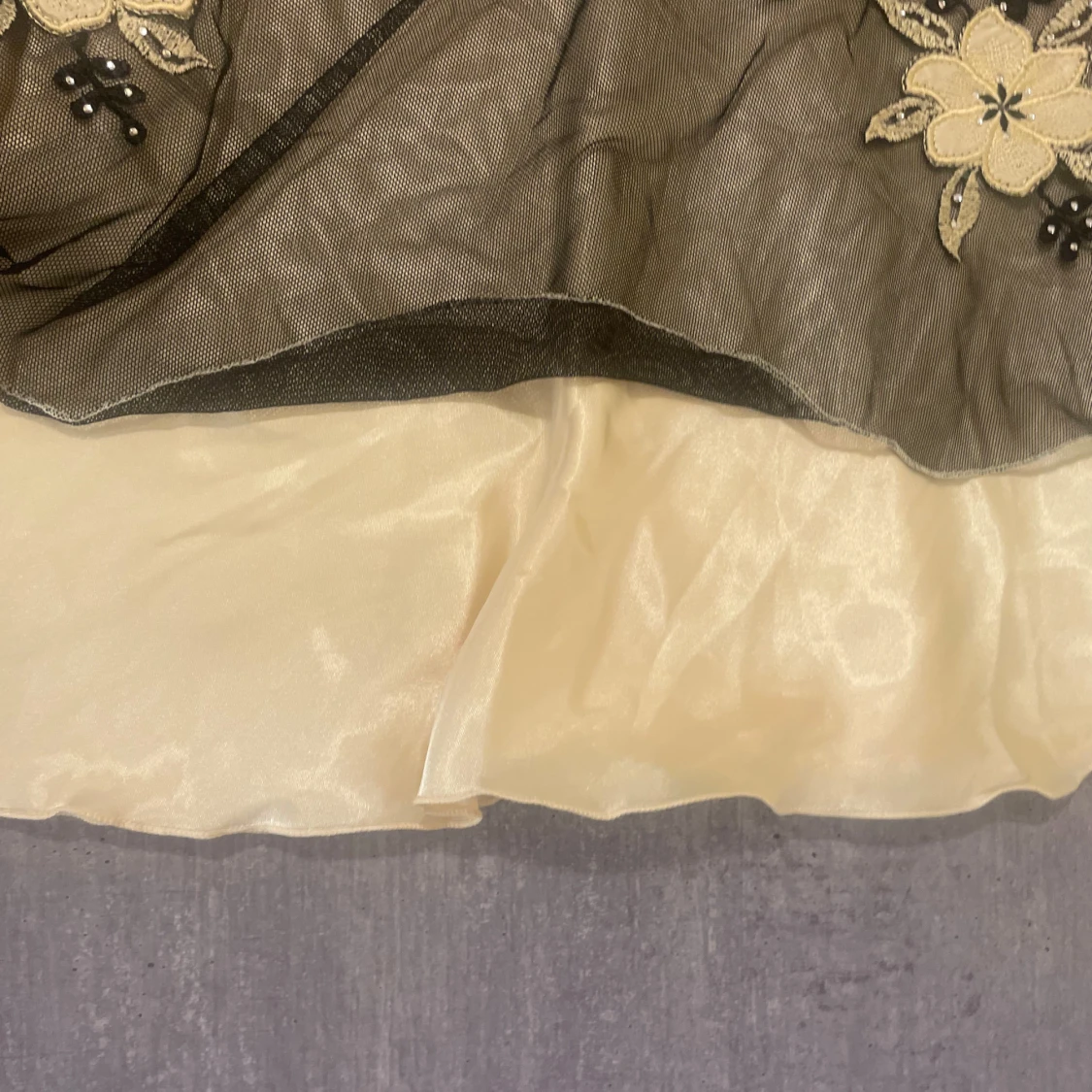 Svart meshklänning med blommor - 2