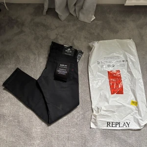  Nya Replay Anbass  - Säljer ett par helt nya Replay Anbass jeans i storlek 30/32, de är egentligen storlek 30/30 men sitter lite längre. De är gråa, är slim fit med lite stretch för extra komfort och sitter snyggt både till vardags och mer uppklätt. Jeansen är helt oanvända och i perfekt skick, med alla tags kvar. Det är en smodell från Replay med nypris på cirka 1800 kr, mitt pris är endast 699! Skicka ett meddelande om du är intresserad! Det går också att hämta upp i Örebro! Pris är självklart diskuterbart!🙌