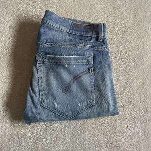 Dondup George  - Dondup George jeans| storlek W32| slitningar från fabrik| nypris cirka 3000| Hör av er vid frågor och funderingar🙌🏻