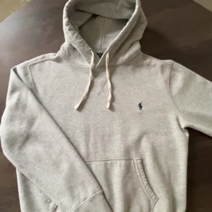 Grå hoodie från Polo Ralph Lauren - Ralph lauren hoodie |  Bra skick lite nopprig men går att få bort |  Pris går att diskuteras 