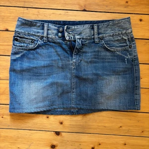 Jeanskjol  - Snygg blå jeanskjol från Benetton. Lagom kort. Midja: 40cm