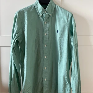 Ralph Lauren skjorta - Snygg skjorta från Ralph Lauren i storlek S. Skjortan är i ett mycket bra skick. Hör av er vid frågor och funderingar!