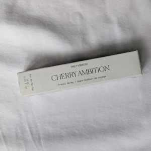 The 7 Virtues Cherry Ambition parfym - Säljer Cherry Ambition från The 7 Virtues Eau de Parfum i travel size (10 ml). Obs: runt 8 ml kvar. Doft: Gourmetvanilj blandas med körsbärsblom och kröns av varm bärnstensmocka och mustigt guajakträ för en söt, långvarig doft.