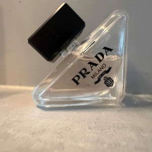 Prada paradox  parfymflaska - Prada paradoxe 5 ml tror jag. Bara testad ingen doft för mig
