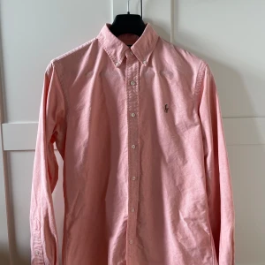 Ralph Lauren Skjorta - Snygg skjorta från Ralph Lauren i en snygg färg. Skjortan är i storlek S och är i mycket bra skick. Hör av er vid frågor och funderingar!